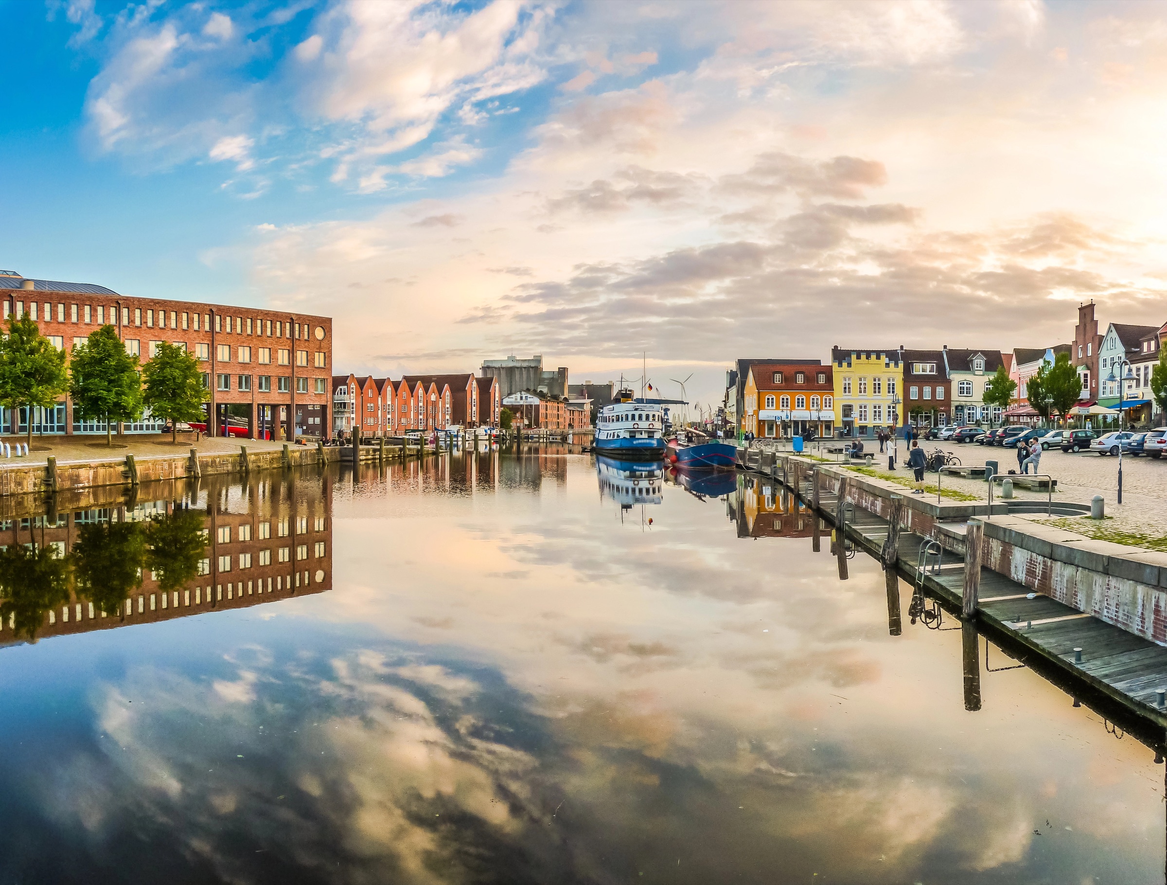 Husumer Hafen im Abendlicht, persönliche Touren durch echtes Husum