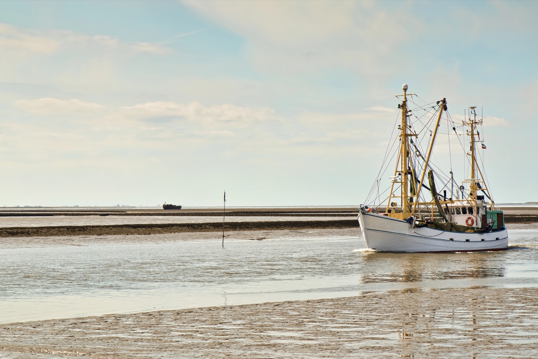 Krabbenkutter im Wattenmeer vor Husum